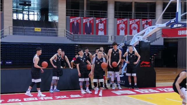 姚明@姚明“接班人”2米25,比易建联高12厘米,没有伤病,能进入NBA吗