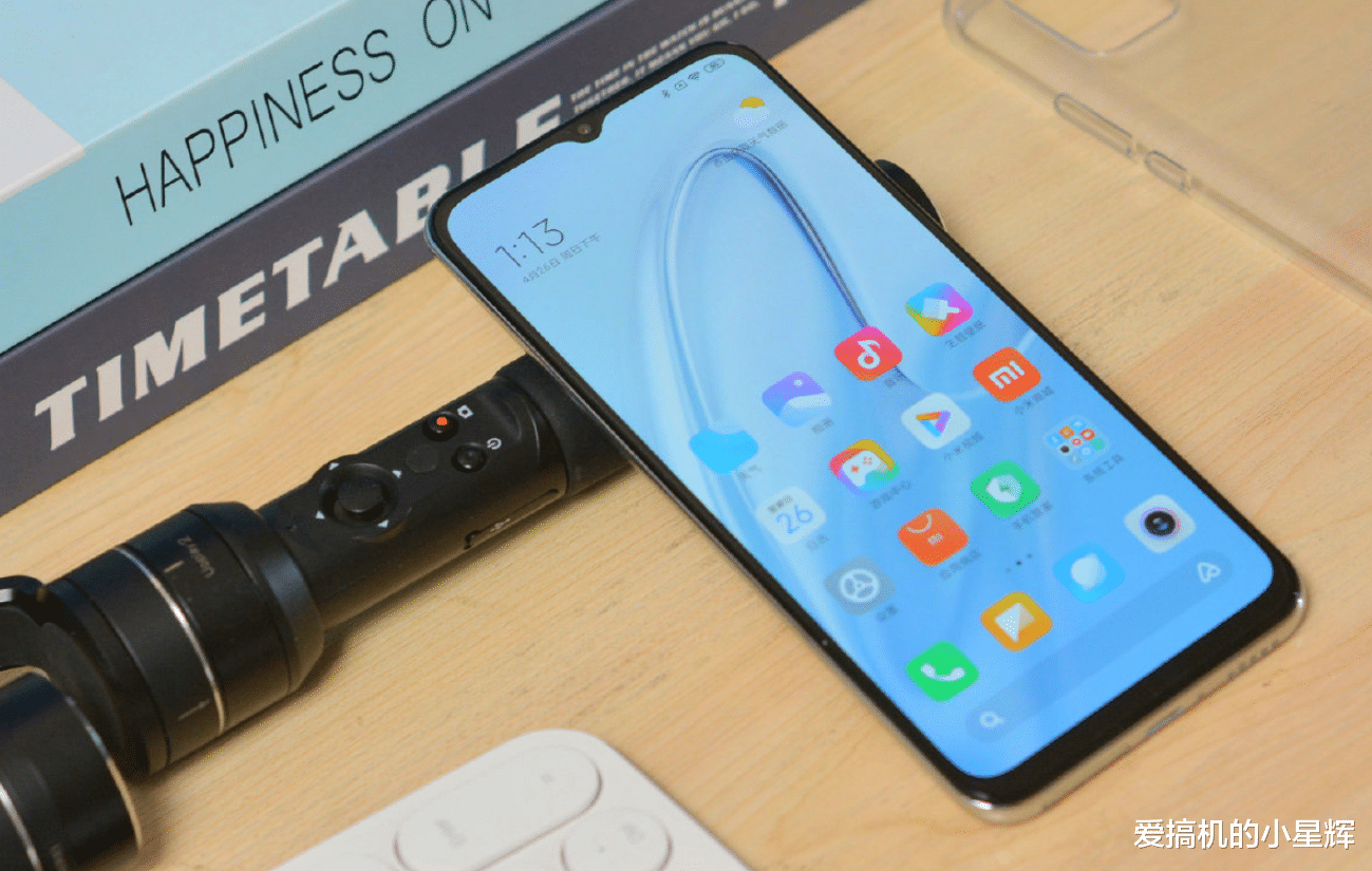 小米科技■网友质疑小米10青春版有质量问题，屏幕圆弧处有锯齿？