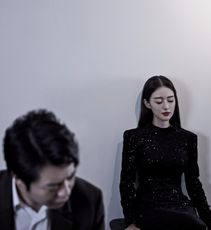 郎朗|朗朗夫妻钢琴大片太动人，吉娜身材比例完美，朗朗动情演奏