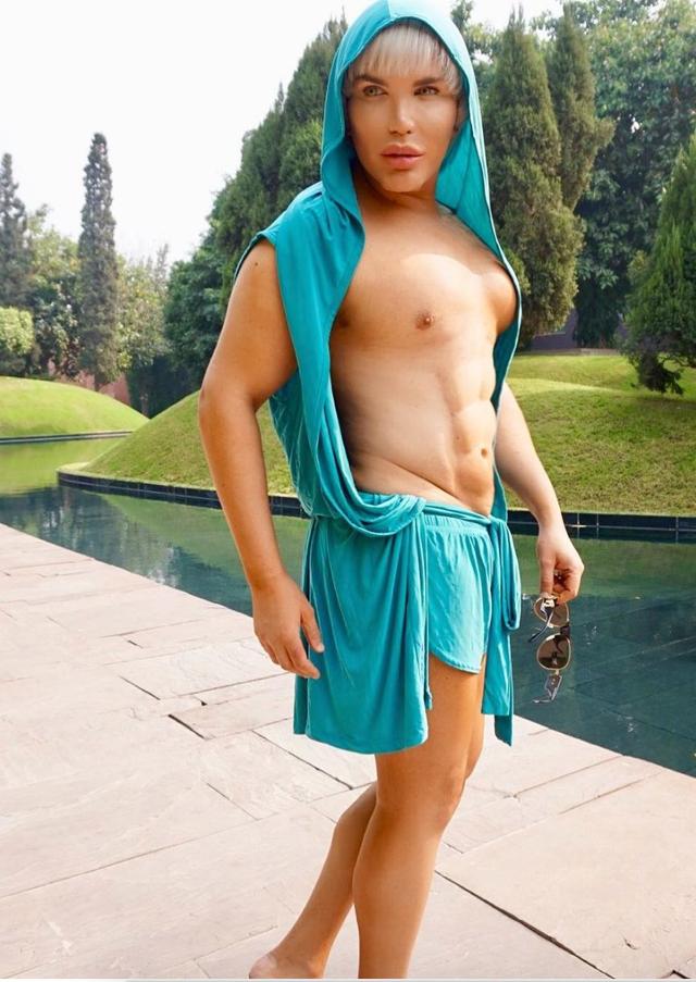 硅胶|当红男演员“肌肉造假”被无情揭穿!男人为了好身材简直太拼了