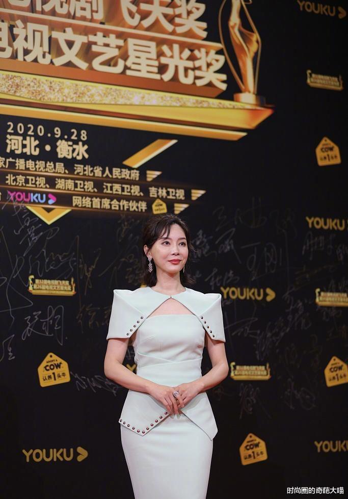 海清|红毯未修图成照妖镜？顾佳瘦成皮包骨，海清周涛没有了女神滤镜