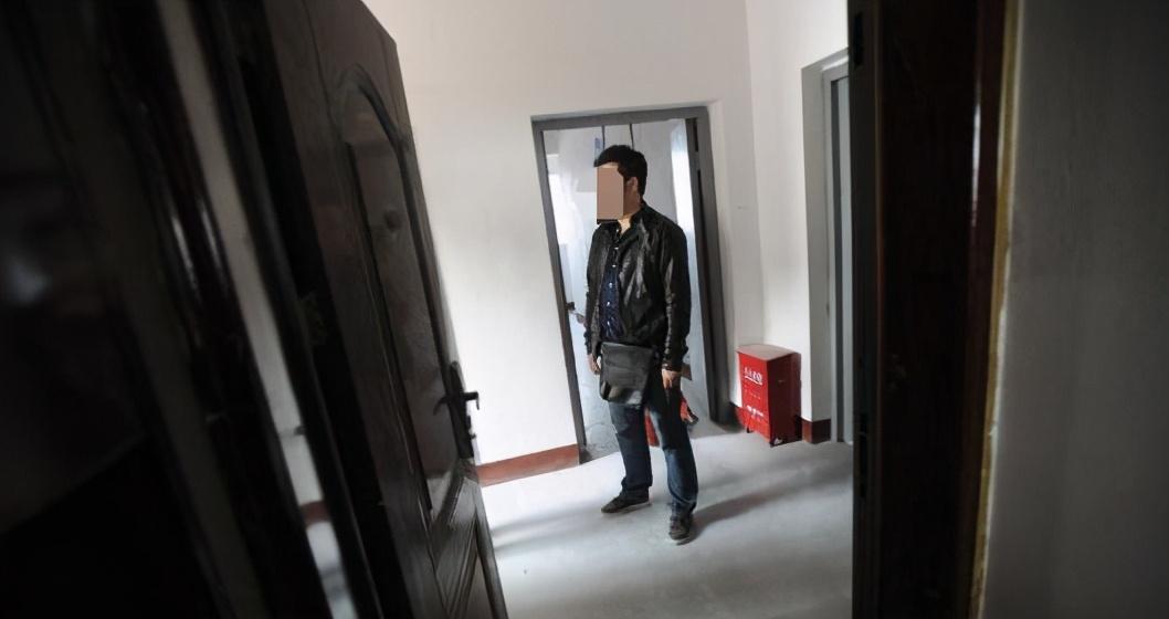 |花20万装修新房，物业拿铁链“封了”，物业：要拆了恢复原样