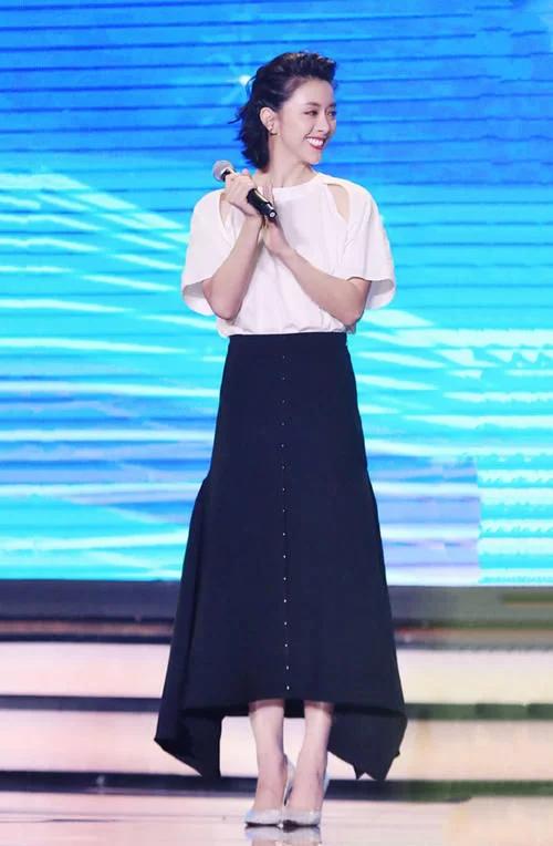 韦小宝|新版《鹿鼎记》韦小宝的妈妈太漂亮，身穿黑蕾丝裙太时尚太前卫了