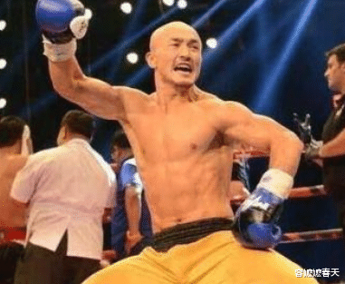 迈克·泰森：一龙也学泰森“玩老虎”？人家泰森牵老虎霸气，他却把怂表现到极致！