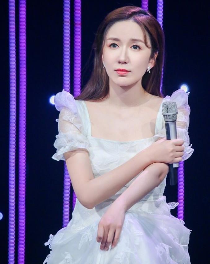 整容|她年仅31岁脸就塌了？一直不承认整容，现在满脸玻尿酸像“假人”