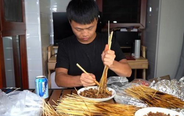 羊肉串:1000根羊肉串有多少“肉”?小伙1小时掰完,看到分量却无语了