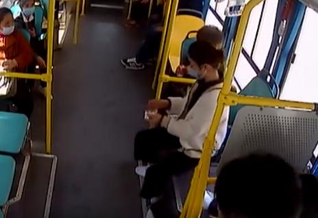 正能量▲老人公交上大便失禁，女孩帮擦干净：都点赞，真遇到了你怎么做