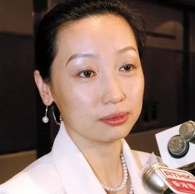 豪门|嫁给首富12年，被老公“抛弃”，负债8亿：醒醒吧，什么豪门！