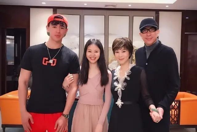 [曹燕华]她曾是国乒一姐，爱好抽烟喝酒，前夫娶女弟子，她带大儿子后再婚