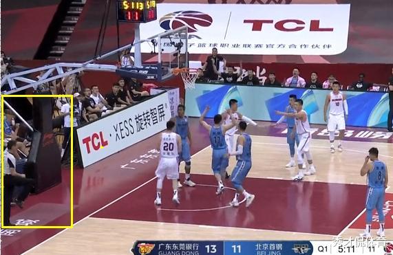 王骁辉|杜锋2次抗议王骁辉伸腿违体，慢镜头回看给答案，真是双标吗？