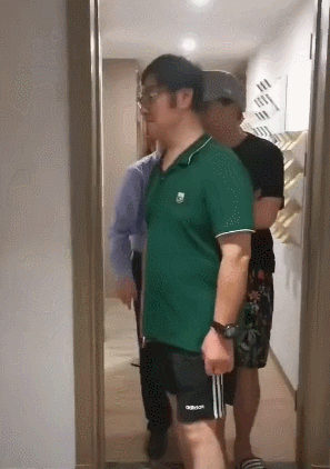 「」沈腾为父母三亚买海景别墅，下楼梯时手搀父亲，获多名销售陪同！