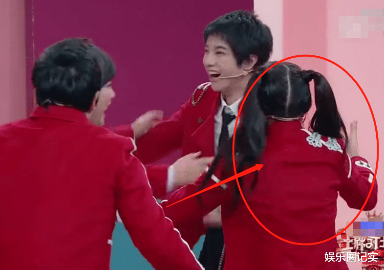 有种"避嫌"叫华晨宇,当关晓彤索求抱抱时,他的做法堪称高情商