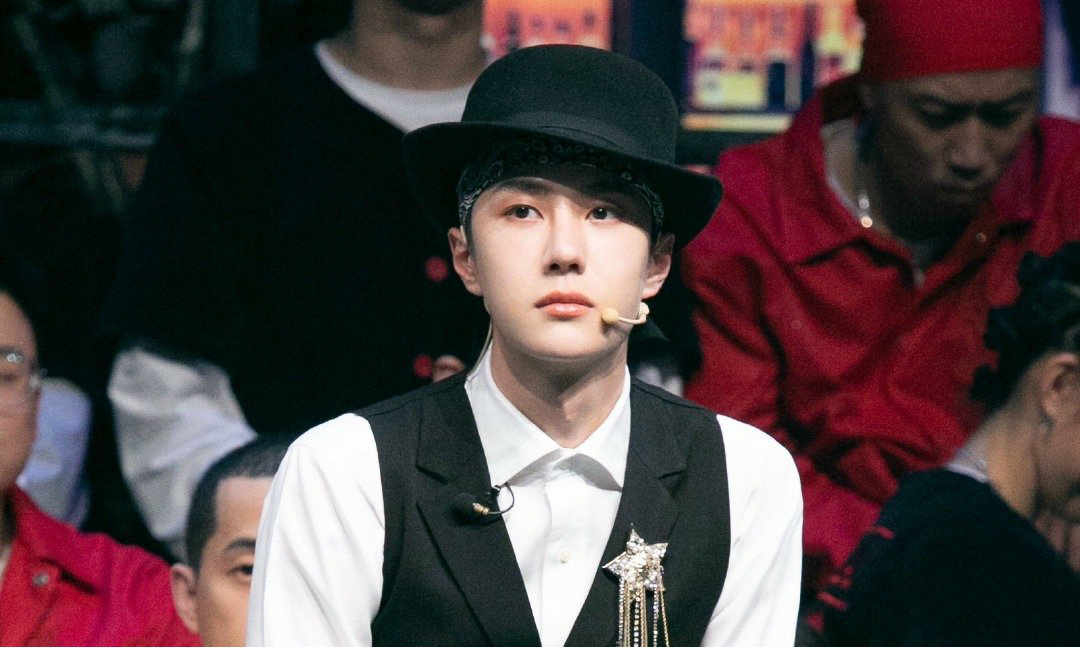 王一博|乐华全员钢铁直男：王一博抱手避嫌，黄明昊说游戏比恋爱重要