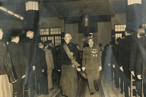 蒋介石|蒋介石为何不听李宗仁的撤退到海南,而是选择离大陆更远的台湾?