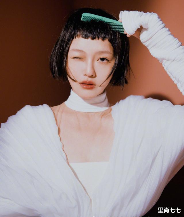 【发型】蒋勤勤换新发型老得不敢认！剪眉上齐刘海脸颊凹陷，44状态太真实