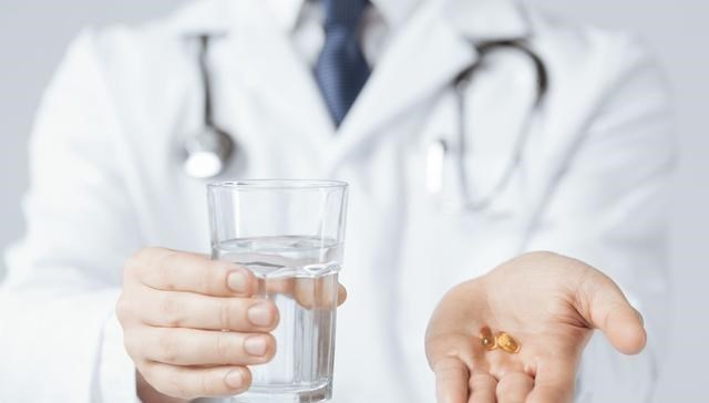 尿酸|喝水能降尿酸?医生辟谣:这样才能降低尿酸!