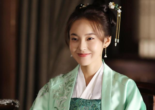 [赵丽颖]周迅没捧红她，霍建华没捧红她，却被赵丽颖捧红，30岁时才爆红全国