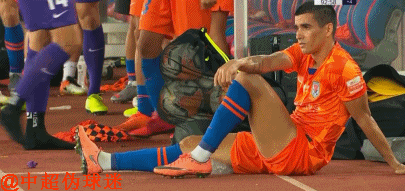 山东鲁能|6场0球却又伤了，致鲁能最后6分钟少打一人，李霄鹏决心将其换掉？