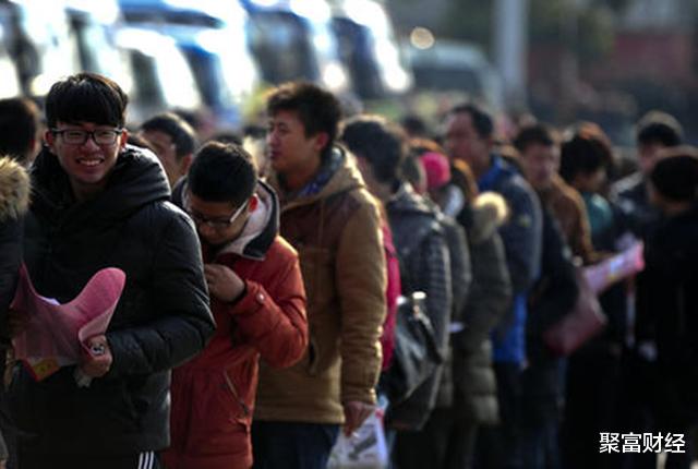 工人|曾热捧的“三大行业”，今月薪过万陷“招工荒”！工人喊着没处去