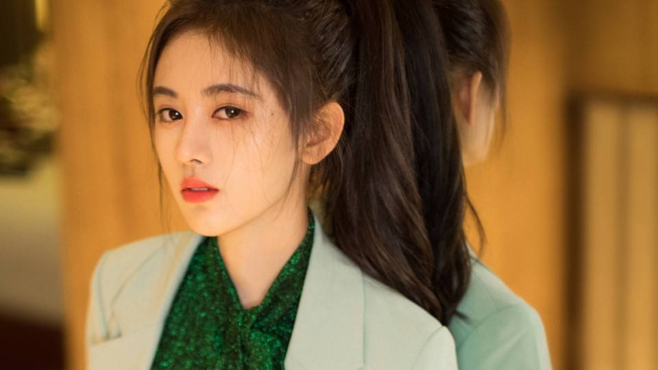「」她被评为“华夏四千年第一美女”！多次因长相登顶热搜榜！美也是一种困扰？