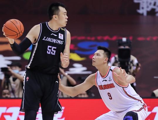 |赛后颁奖仪式，主持人喊易建联上台，谁注意苏伟举动