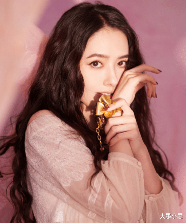 郭碧婷@郭碧婷又剪“土味”刘海，不见婚前气质美，远不如身边妹妹好看