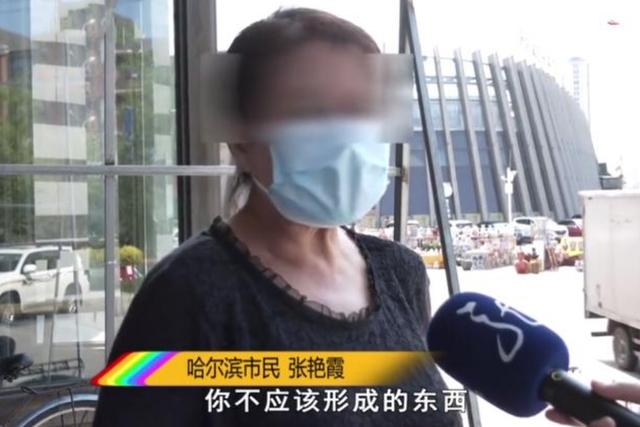 |大妈在1楼门口摔倒，怒向超市要赔偿，负责人：我们开在2楼