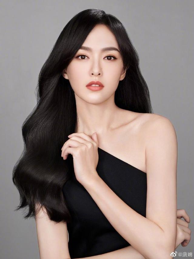 唐嫣|唐嫣被拍深夜应酬,产后火速恢复,37岁少女打扮却遭嘲脸僵了?