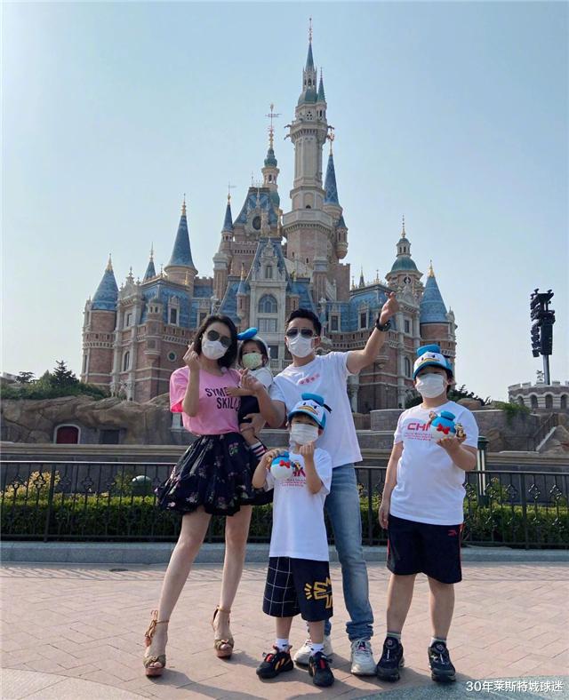 邹市明|邹市明老婆又惹争议!把三儿子打扮成小姑娘,网友提醒她做法不当