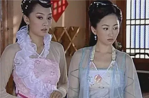 【面膜】七仙女：红儿就这一身衣服？其实她还穿了一件白纱，刘海都配合染白