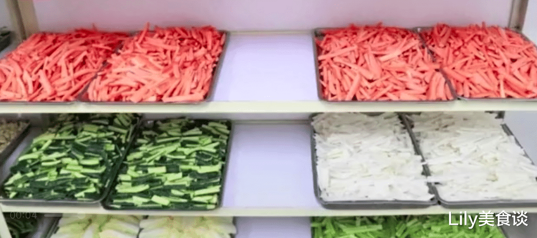 土豆丝：部队食堂到底多整齐？大蒜也就忍了，最后看到土豆丝实在忍不住了