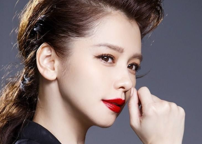 赵丽颖|因一句“无脑”话被封杀，代言全被赵丽颖拿走，如今想来内地捞金