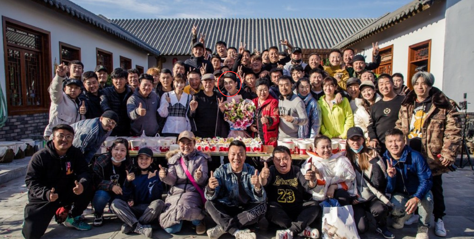 郑爽|郑爽现身《刘老根4》杀青照,站赵本山身旁,林更新也出镜