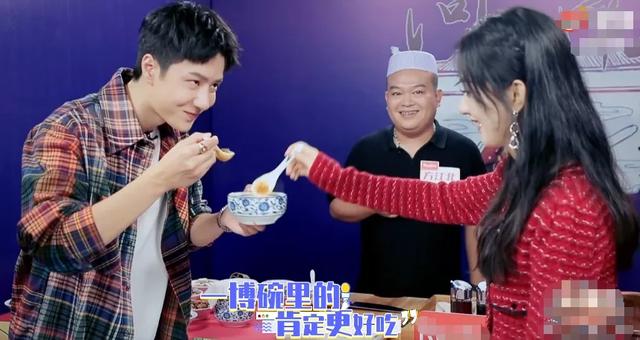 迪丽热巴|王一博赵丽颖同喝一碗汤，被吐槽炒CP太明显，男方表情亮了