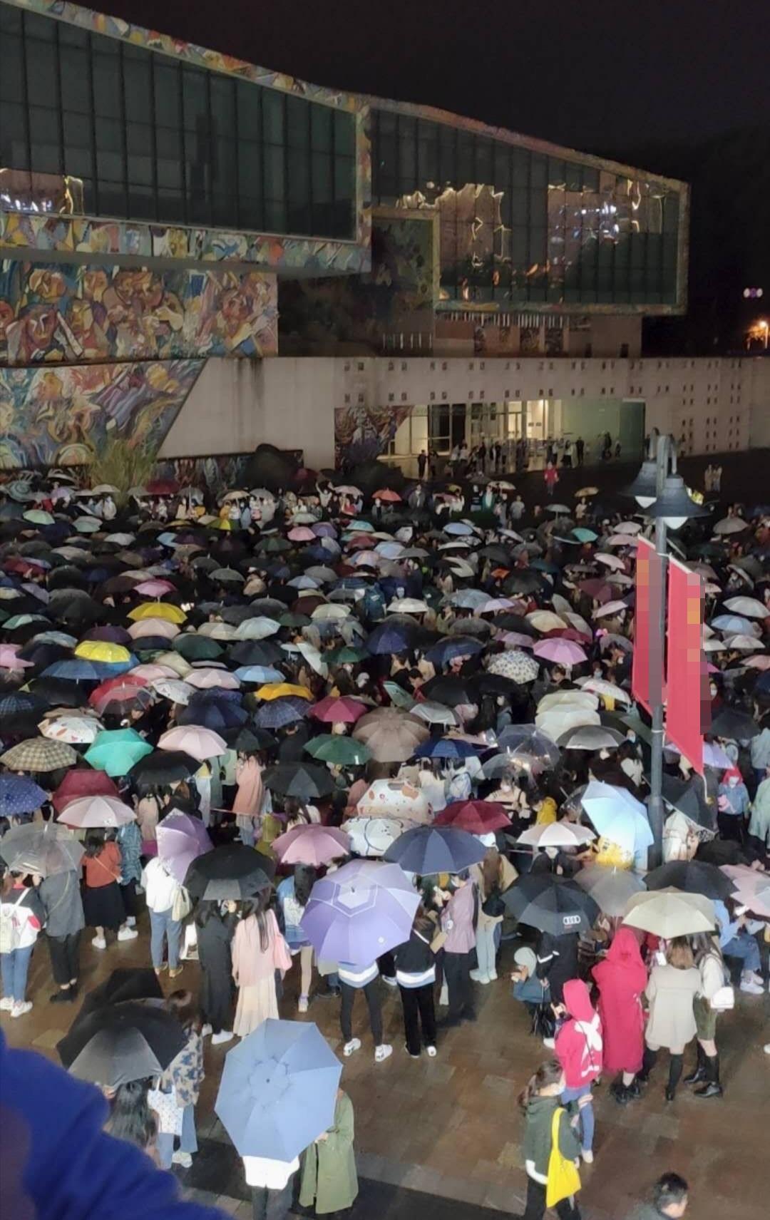 肖战|“肖战粉丝”成热搜!央视官微4号已有预警!