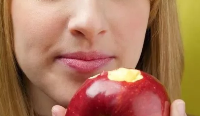 肝硬化:一天中,吃苹果的2个“最佳时间”,想要悄悄变瘦的人,可别忽略