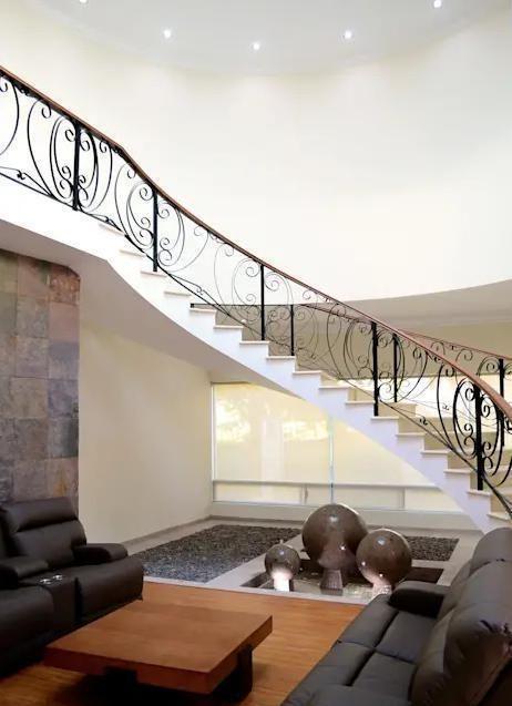 【】楼梯下面别再打储物柜了，又丑又笨没档次，有钱人家都这样装！