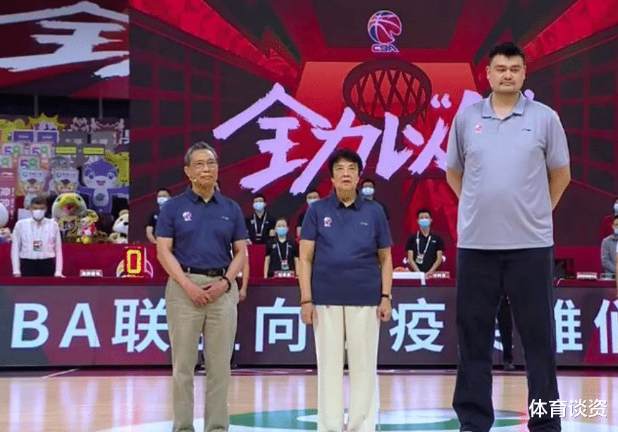 「姚明」尴尬!39岁姚明和83岁钟南山合影,大肚腩抢镜,钟老身材更像球员