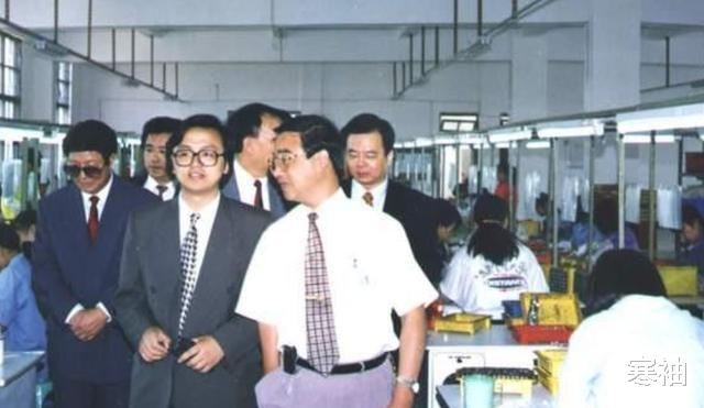 寒袖|穷怕了的王传福：2年间先丧父再失母，嫂子卖嫁妆换来的中国首富