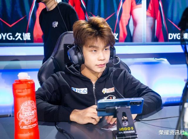 dyg战队|AG零封DYG后,望月草怒骂易峥是演员,寒夜却给了最高的评价