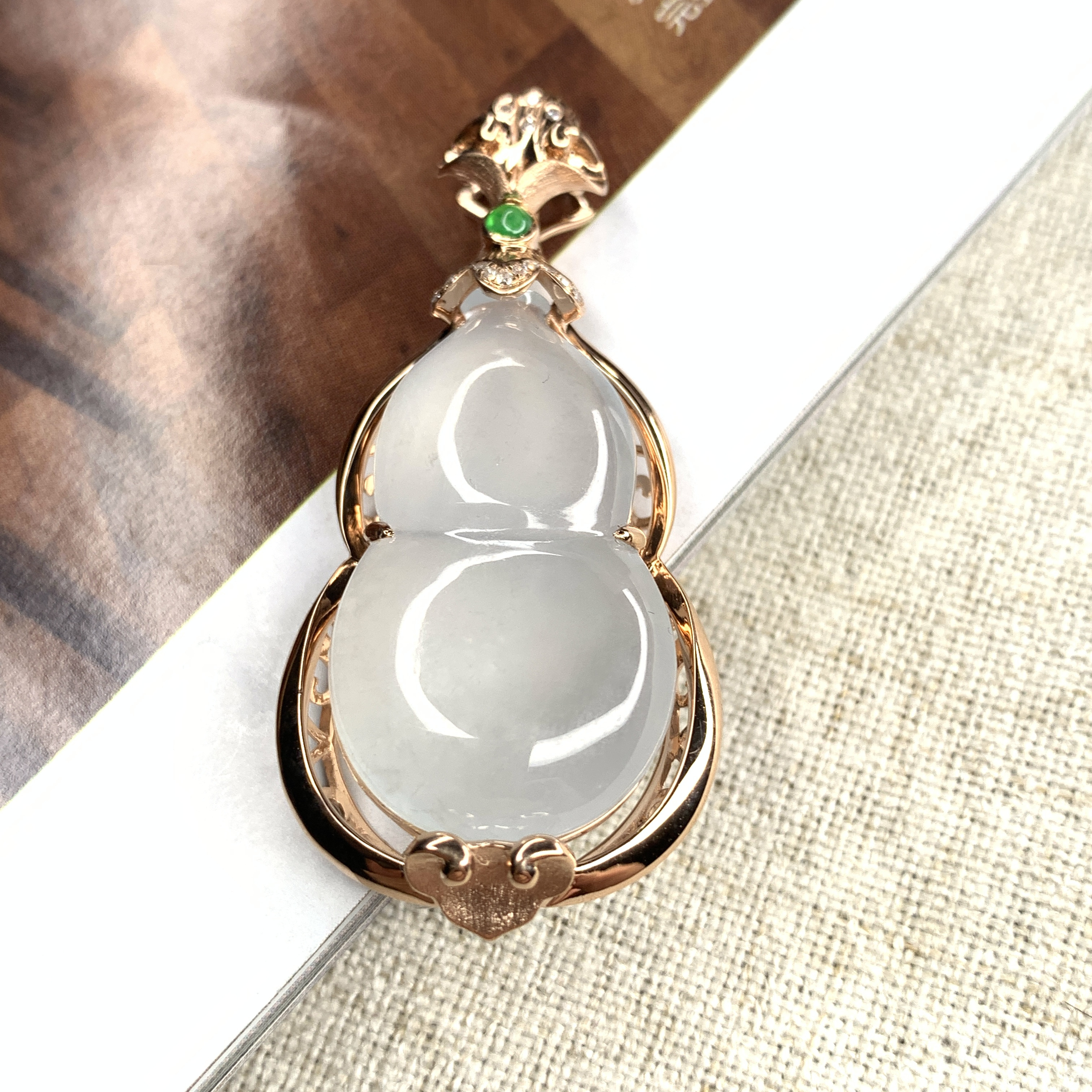 翡翠|翡翠也有“底妆”，化妆讲究底妆干净无瑕，翡翠的“底妆”讲究啥