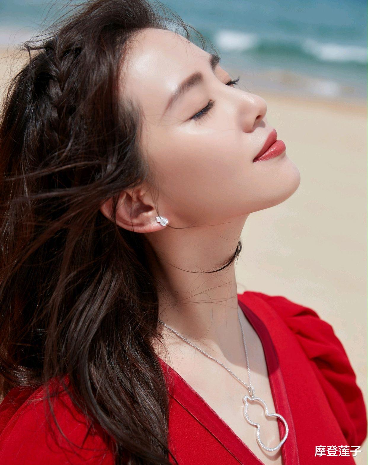 劉詩詩沙灘照好驚艷，身穿紅色雪紡連衣裙，美成一道亮麗的風景線-圖4