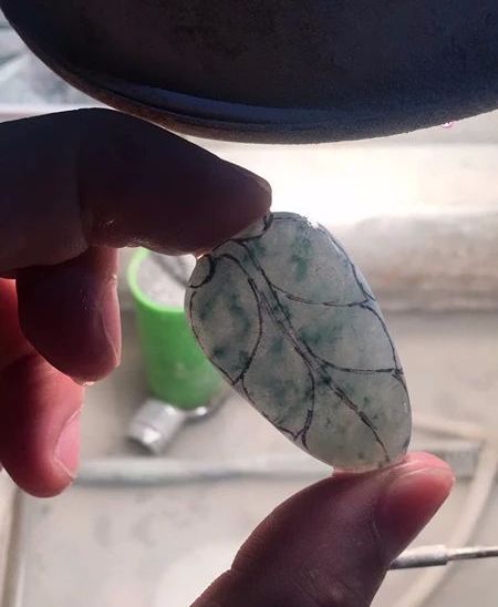 「翡翠」3.5万捡漏的翡翠原石，切开之后商家的眼都直了！咋了？