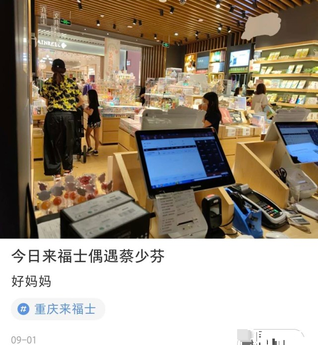 蔡少芬|蔡少芬带儿女回重庆婆家被赞接地气，打扮太朴素几乎无人认得