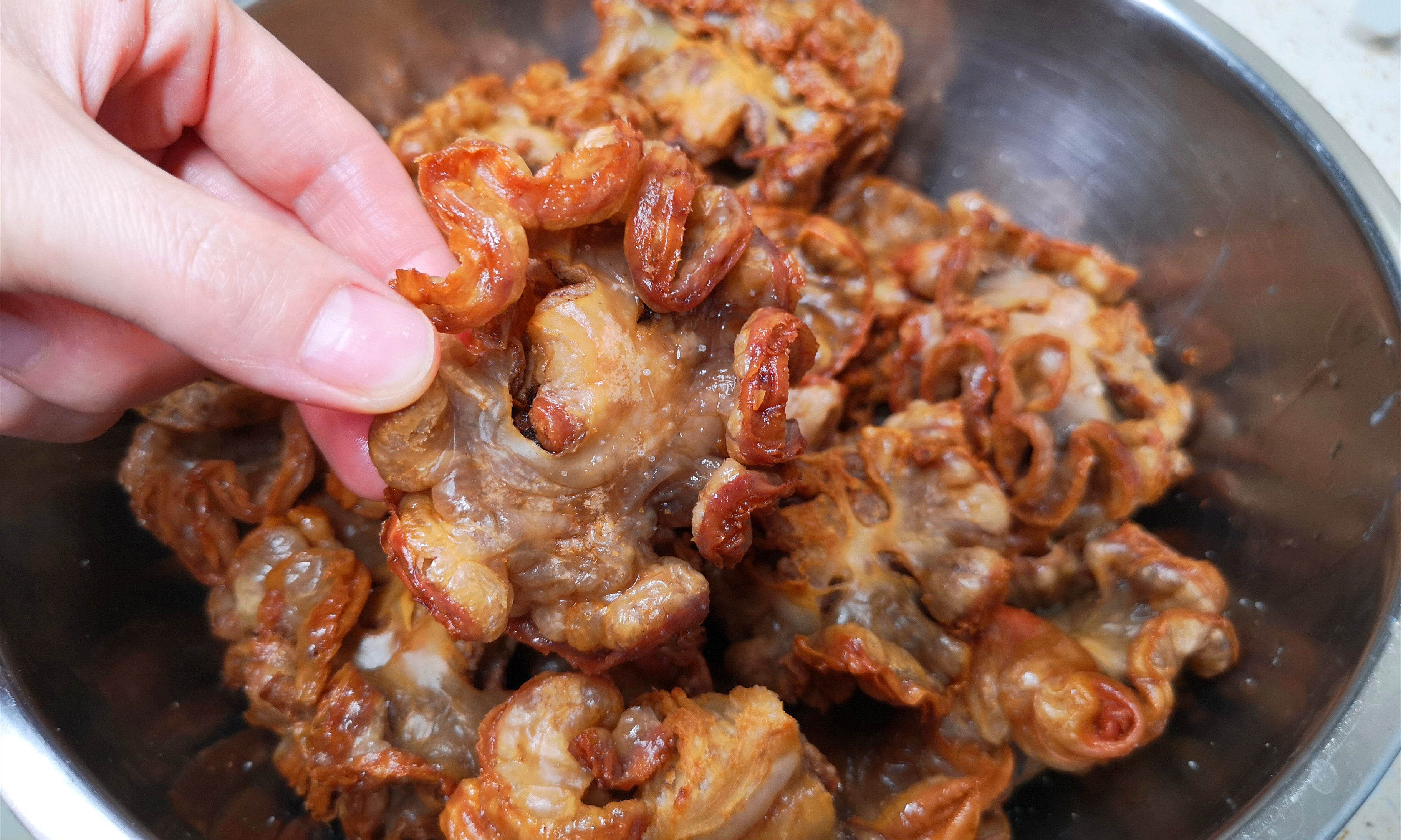 ▲熬猪油时，只加盐就错了，多加这2样，猪油又白又香，放1年都不坏