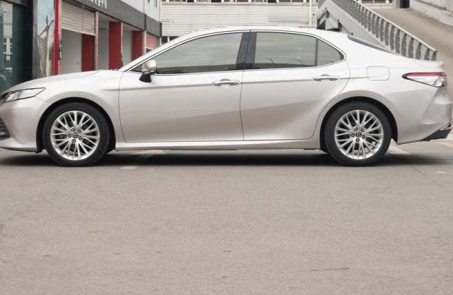 「」懂它的不看迈腾、帕萨特,4.1升油耗,高速200码不飘,不足18万