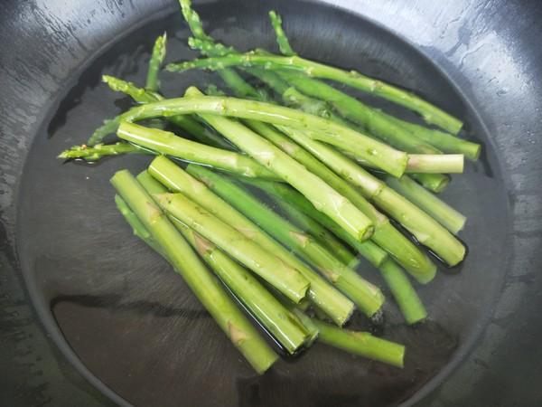 芦笋：这菜是真正“刮油王”，隔天吃一点，清早排出隔夜黑臭便，无肚腩