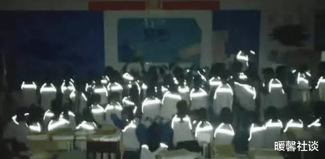 早恋|为防早恋，校长设计“奇葩校服”看到成品后，网友：不愧是校长