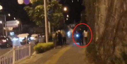 丁禹兮▲赵丽颖探班冯绍峰,片场等老公一整天,冯绍峰看手机不舍松开老婆