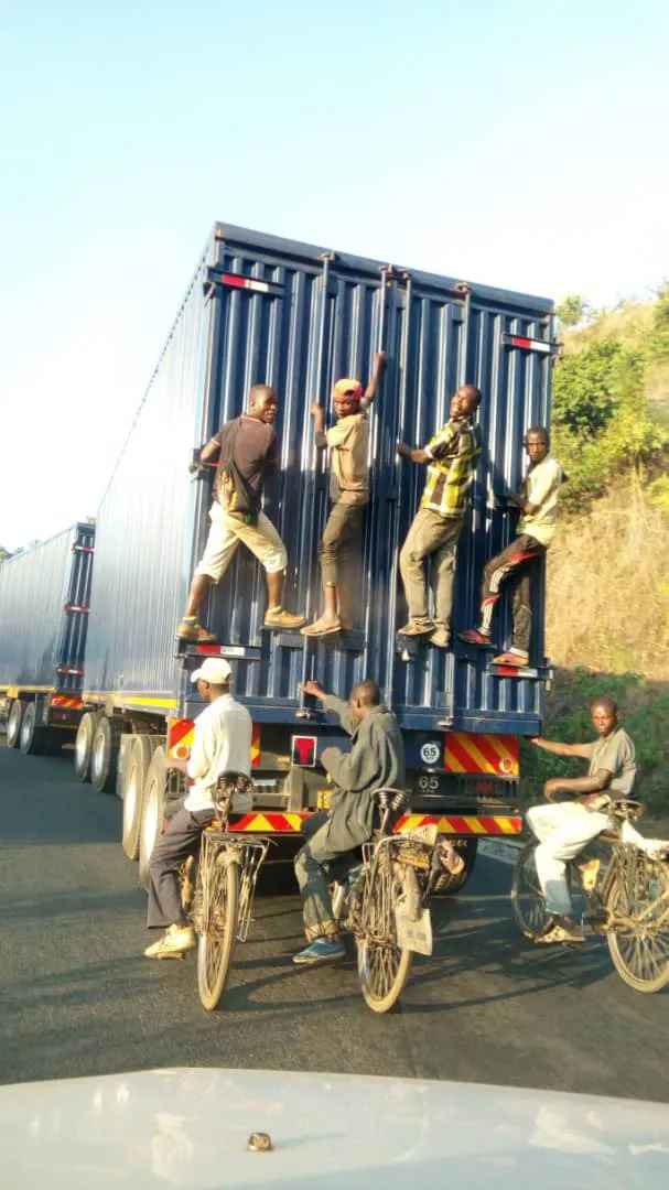 非洲小國的“自殺香蕉人”：每輛卡車後面都掛著一串自行車-圖7